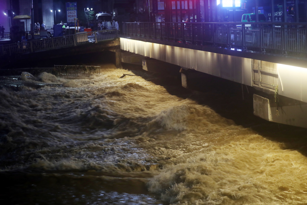 ▲7일 오후 8시 현재 광주광역시를 가로지르는 광주천이 범람 위기에 몰리면서 인근 주민을 상대로 대피령이 내려졌다. 이날 폭우로 경전선 열차 일부 구간의 운행도 중단됐다.  (연합뉴스)