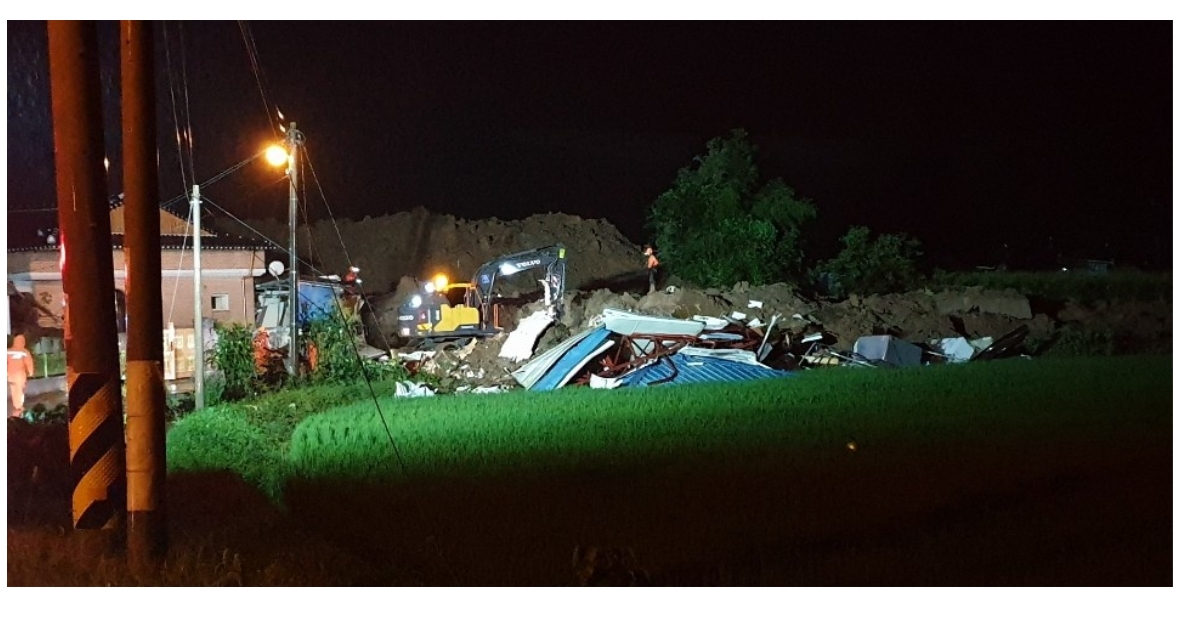 ▲7일 오후 8시29분께 전남 곡성군 오산면 한 야산에서 산사태가 발생해 주택 4채를 덮쳐 3명이 심정지 상태에 빠졌다. 경찰과 소방대원, 군청 관계자들이 구조 작업을 진행하고 있다. (곡성군 제공)