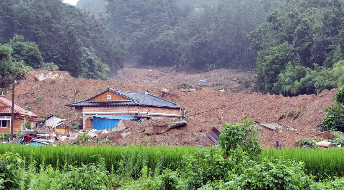 ▲8일 오전 전남 곡성군 오산면 성덕마을에서 산사태가 나 주택이 토사에 붕괴됐다. (뉴시스)