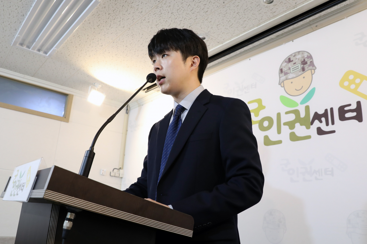 ▲김형남 군인권센터 사무국장이 16일 서울 마포구 군인권센터 교육장에서 공군본부 법무실장 전익수 대령의 근무지 이탈, 갑질, 횡령 등 불법 일탈행위 폭로 기자회견을 하고 있다. (뉴시스)