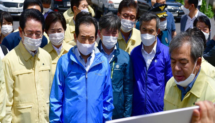 ▲정세균 국무총리가 9일 오후 전남 곡성군 오산면 성덕마을 5명의 인명피해가 발생한 산사태 현장을 찾아 유근기 곡성군수로부터 설명을 듣고 있다. (사진제굥=뉴시스)