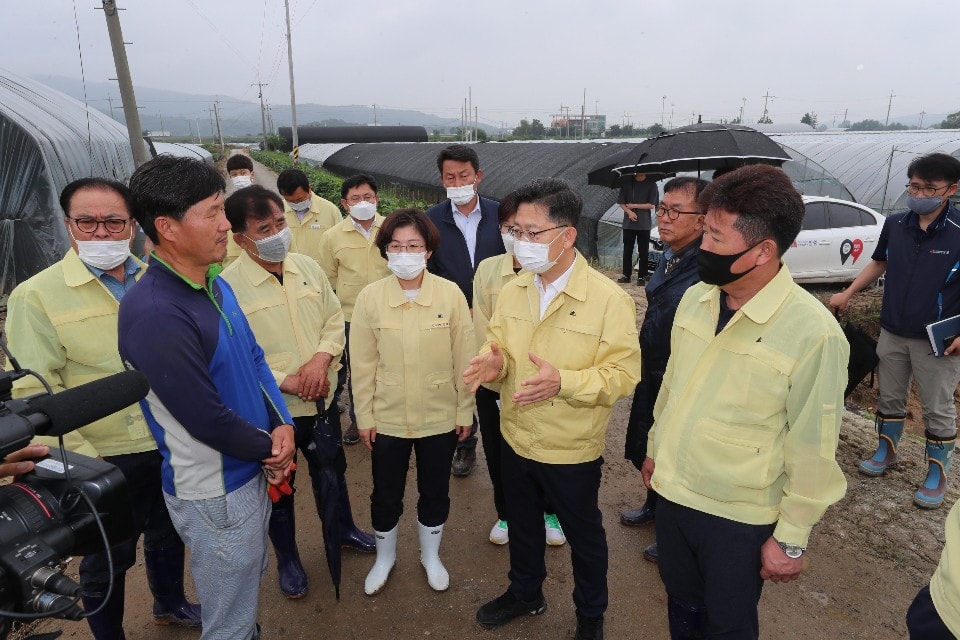 ▲김현수 장관이 수해 피해를 입은 안성 일죽면 일대 농가를 찾아 피해 상황을 점검하고 있다. (사진제공=농림축산식품부)