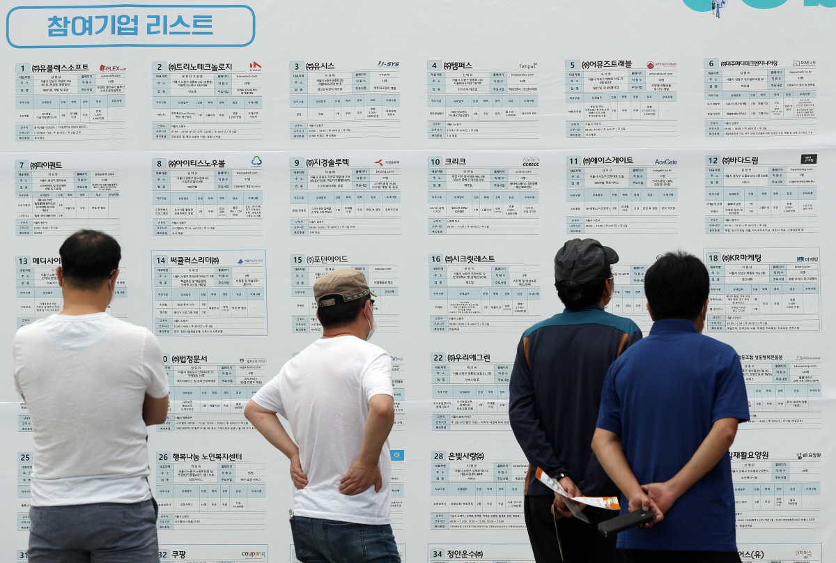 ▲코로나19 고용위기 극복을 위한 일자리 박람회를 찾은 중장년층들의 모습. (사진제공=뉴시스)