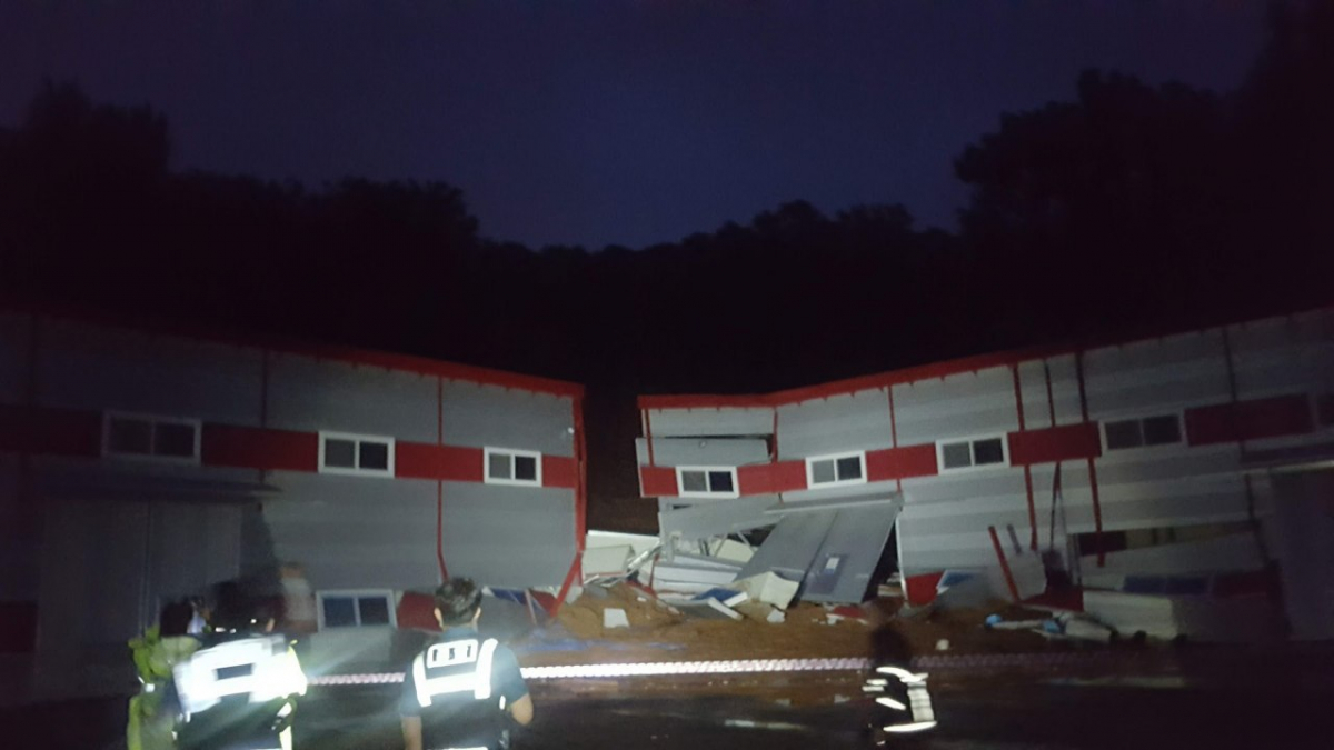 ▲10일 경기 김포 한 야산에서 집중호우로 산사태가 발생해 인근 마스크 제조공장이 파손되거나 흙더미에 파묻혔다. (연합뉴스)