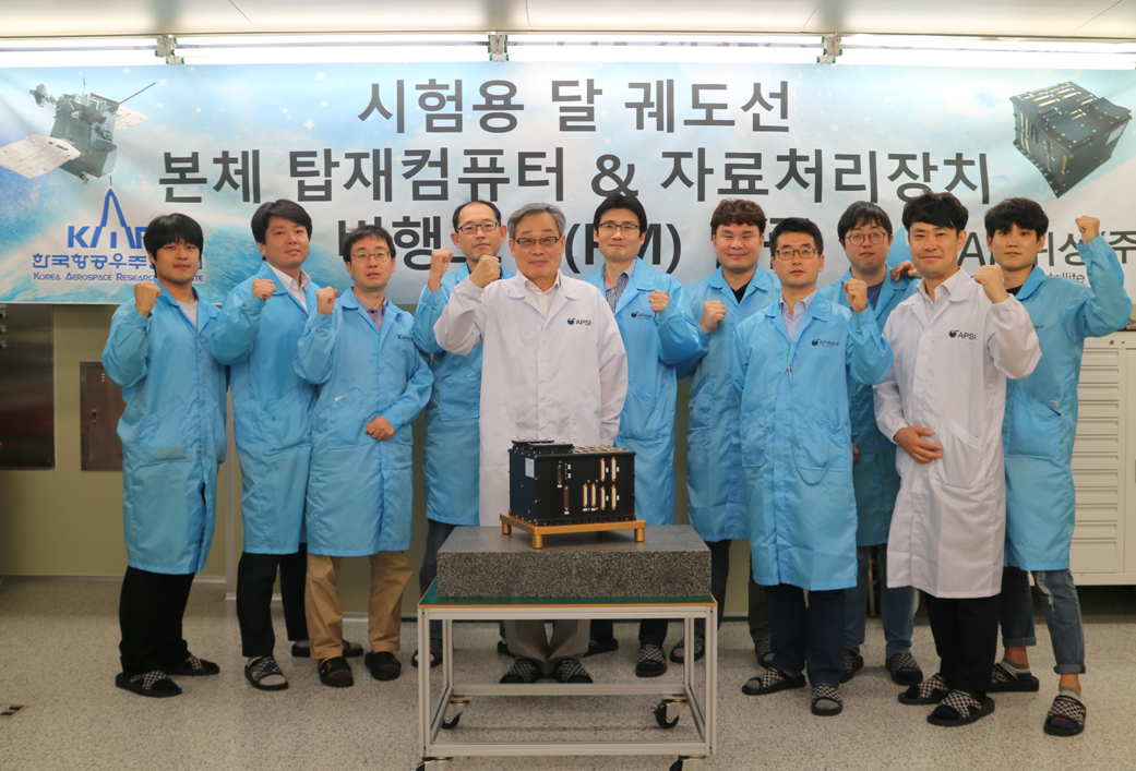 ▲탑재컴퓨터 및 탑재자료처리장치(일체형)와 AP위성 임직원. (사진 제공= AP위성.)