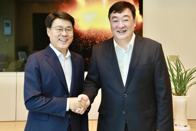 ▲6일 최정우(왼쪽) 포스코 회장과 싱하이밍 주한 중국대사가 만나 협력을 논의하고 사진촬영을 하고 있다. (사진제공=주한 중국대사관)