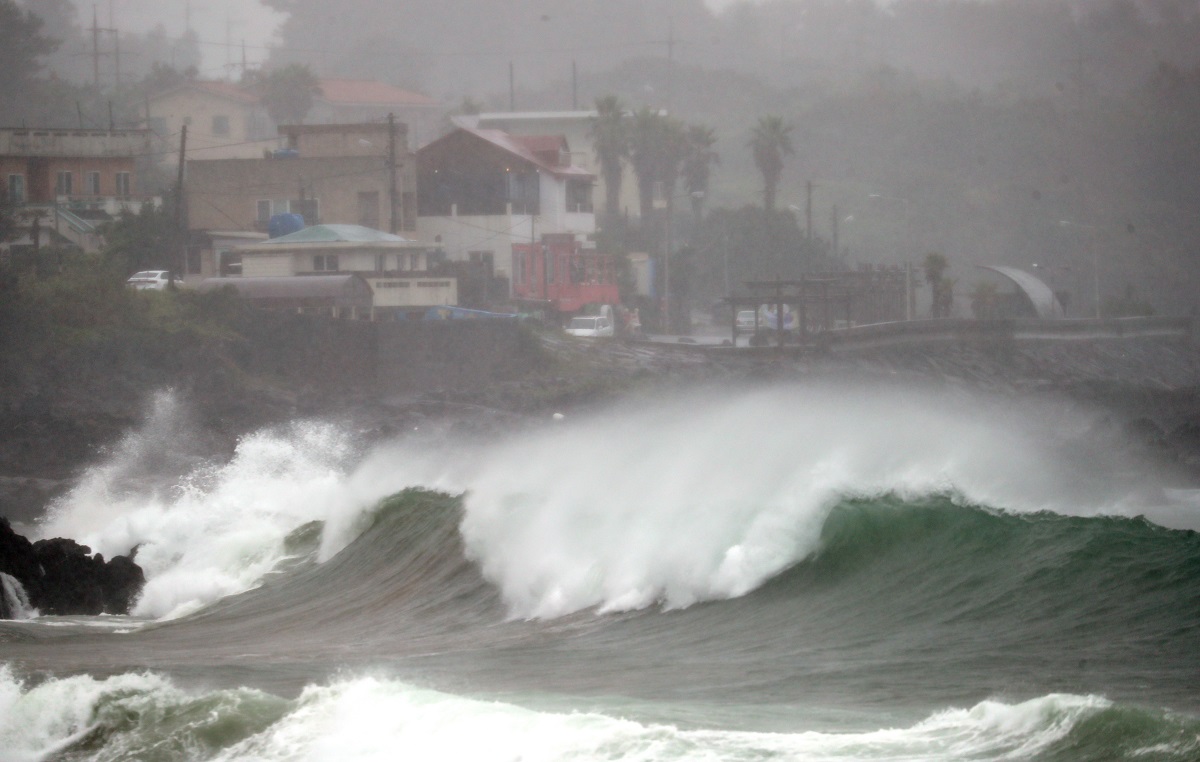 ▲10일 오전 제5호 태풍 '장미'가 제주도에 근접하면서 제주 서귀포시 표선읍 토산2리 해안가에 강한 파도가 치고 있다. (연합뉴스)