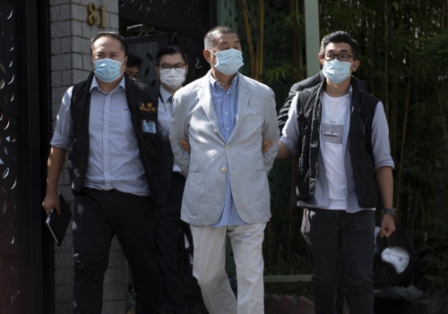 ▲지오다노 창업주이자 홍콩 언론 재벌인 지미 라이(가운데)가 10일 홍콩보안법 위반 혐의로 경찰에 의해 연행되고 있다. 홍콩/EPA연합뉴스 
