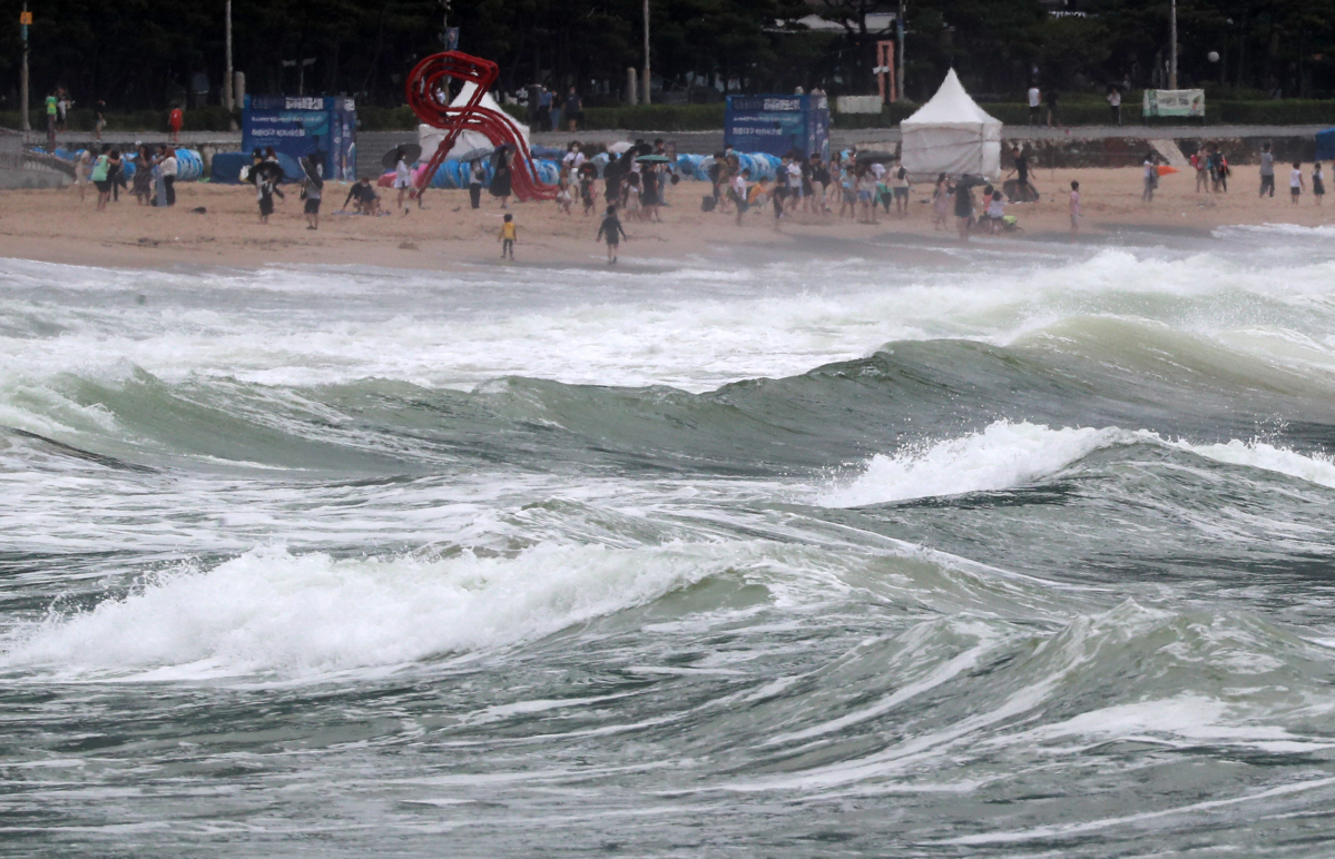 ▲태풍 장미가 북상하고 있는 10일 오후 부산 해운대해수욕장에 높은 파도가 일자 입욕이 통제되고 있다. (연합뉴스)