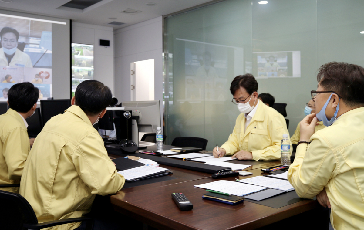 ▲박일준 한국동서발전 사장(오른쪽)이 10일 태풍 '장미' 대비를 위해 전사 화상회의를 벌이고있다. (사진제공=한국동서발전)