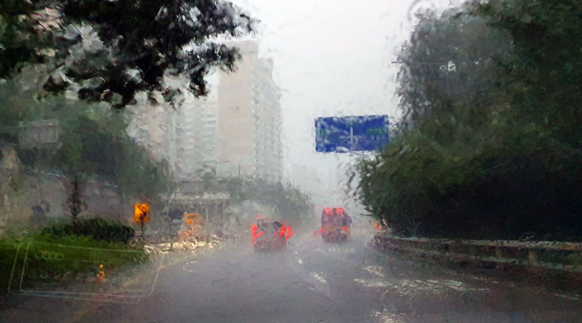 ▲11일 오전 서울 시내 출근길 앞이 보이지 않을 정도로 집중호우가 쏟아지고 있다. (연합뉴스)