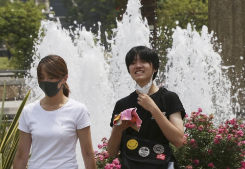 ▲일본 요코하마시의 공원에서 시민들이 마스크를 착용한 채 산책하고 있다. 요코하마/AP연합뉴스 
