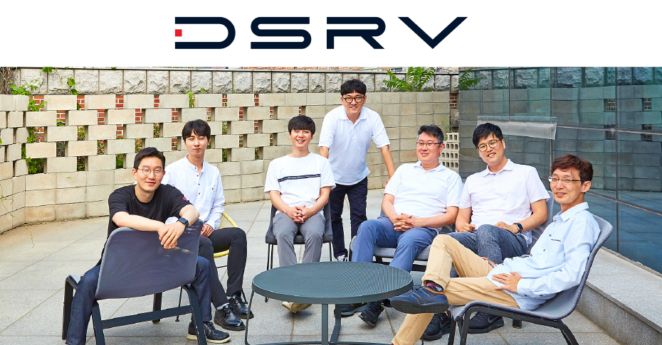 ▲스타트업 'DSRV LABS' 구성원들이 기념촬영을 하고 있다.  (사진제공=네이버)