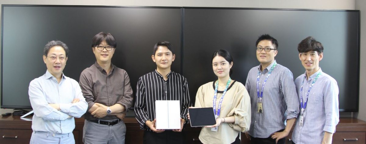 ▲크루셜텍 임직원들이 엔에스데빌, 폭스콘과 합작 개발한 태블릿을 선보이고 있다. (사진제공=크루셜텍)