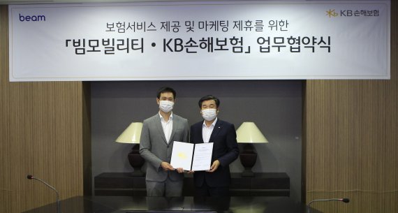 ▲10일 KB손해보험 본사 사옥에서 박경희 KB손해보험 경영총괄 부사장(우측)과 빔모빌리티코리아 앨런 쟝(Alan Jiang) 대표(좌측) 등이 참석한 가운데 공유 전동킥보드 모바일 플랫폼 ‘빔(Beam)’의 운영업체인 빔모빌리티코리아와 안전한 공유킥보드 이용 환경 조성을 위한 업무제휴 협약(MOU)을 체결했다.  (사진제공=KB손해보험)