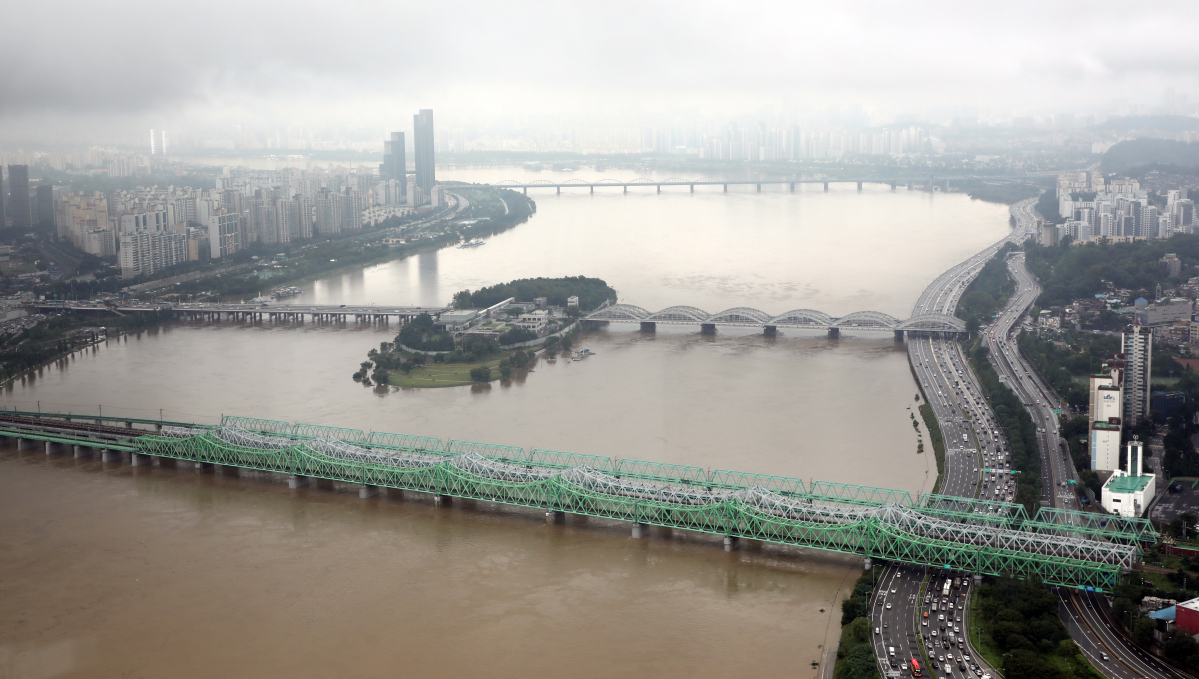 ▲장마가 계속되고 있는 11일 오전 63빌딩에서 본 올림픽대로 모습. (연합뉴스)