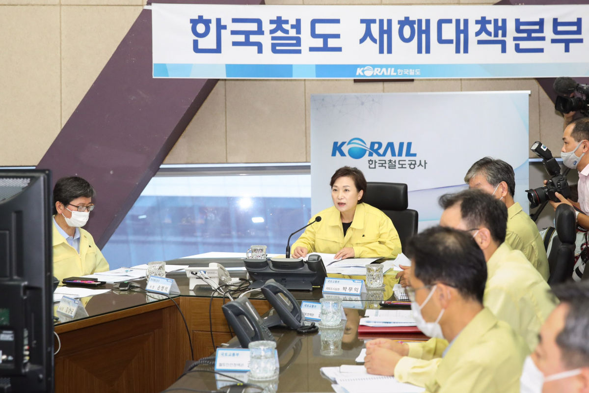 ▲김현미 국토교통부 장관이 11일 대전 한국철도 상황실에서 ‘집중호우 피해 및 복구상황 긴급점검회의’를 주재하고 있다. 김현미 장관 왼쪽은 손병석 한국철도공사 사장. (사진제공=국토교통부)