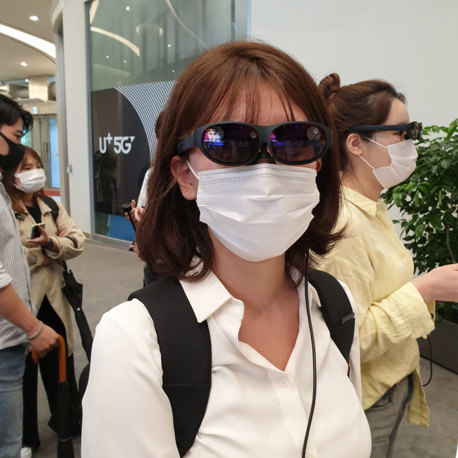 ▲11일 LG유플러스 서울 용산본사에서 본지 박소은 기자가 세계최초 증강현실(AR) 글래스 ‘U+리얼글래스’를 시연하고 있다.
 (LG유플러스 제공)