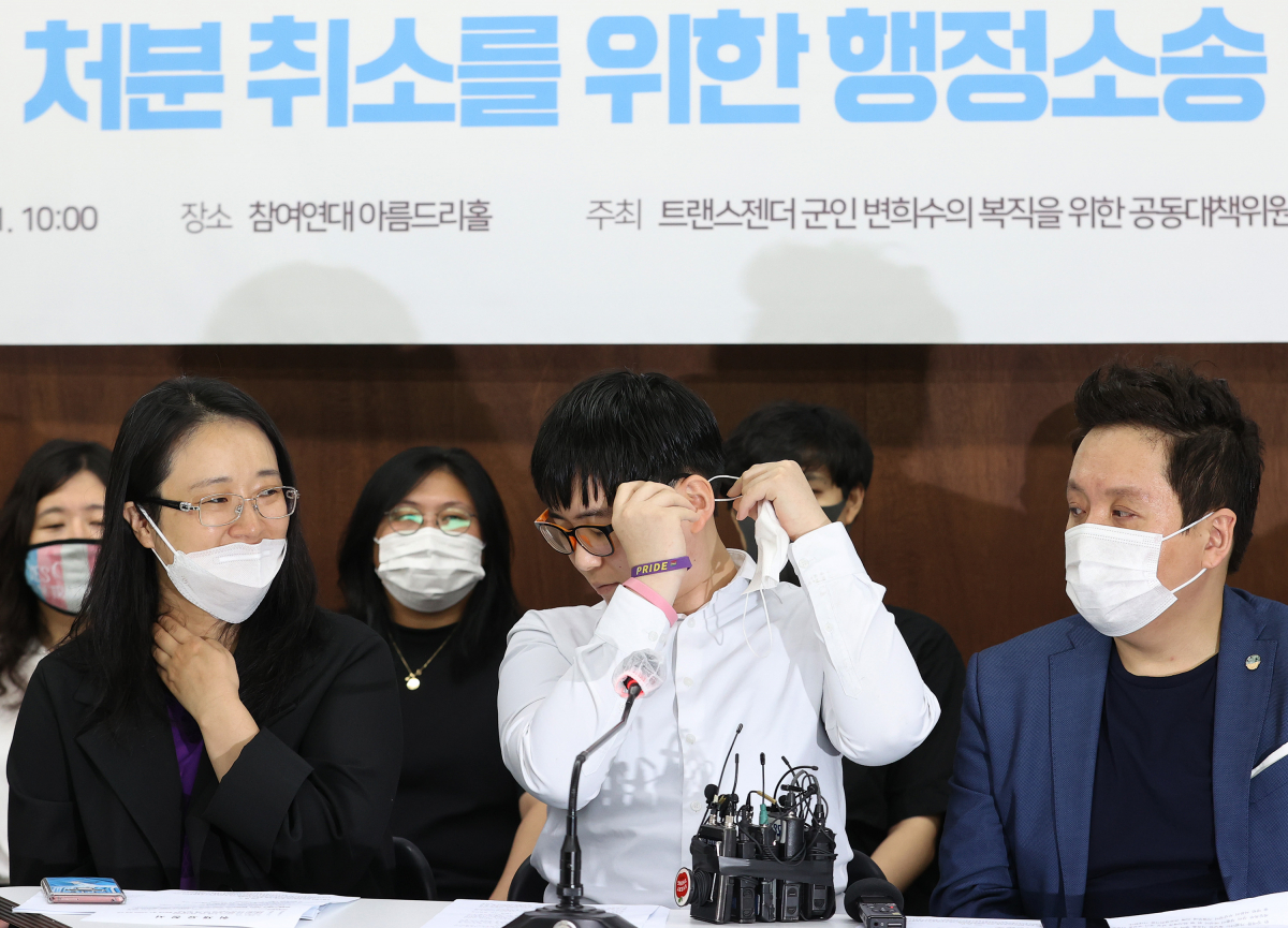 ▲발언 앞서 마스크 벗는 변희수 전 하사 (연합뉴스)