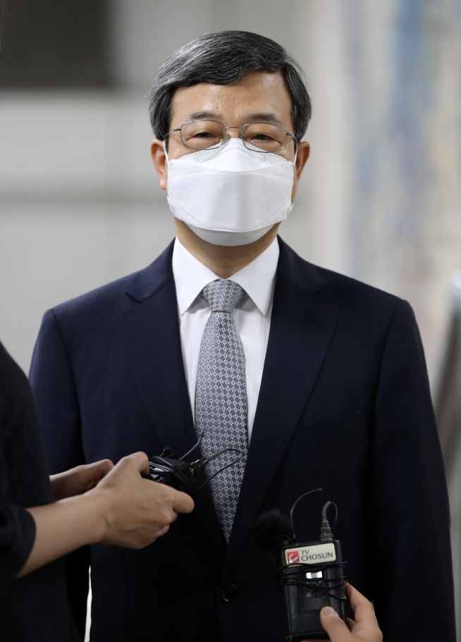 ▲이동원 대법관이 11일 오후 서울 서초구 서울중앙지방법원에서 열린 임종헌 전 법원행정처 차장의 59차 공판에 증인으로 출석하며 취재진 질문에 답변하고 있다. (뉴시스)