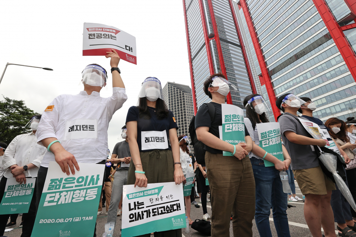 ▲7일 오후 서울 여의도공원 입구에서 대한전공의협의회 관계 학생들이 정부의 의사 정원 확대안에 대해 반대하며 단체행동을 하고 있다. (연합뉴스)