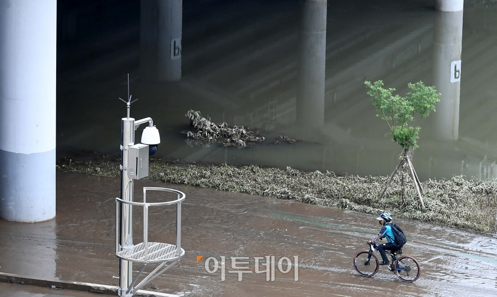 ▲장마가 소강상태를 보이며 7일 한강과 서울 주요 하천의 수위가 낮아졌다. 안양천과 탄천, 중랑천 등 대부분 하천의 수위는 위험홍수위 아래로 떨어져 홍수주의보가 모두 해제됐다. 이날 서울 구로구 안양천변에서 한 시민이 자전거를 타고 있다. 신태현 기자 holjjak@ ([내일날씨])
