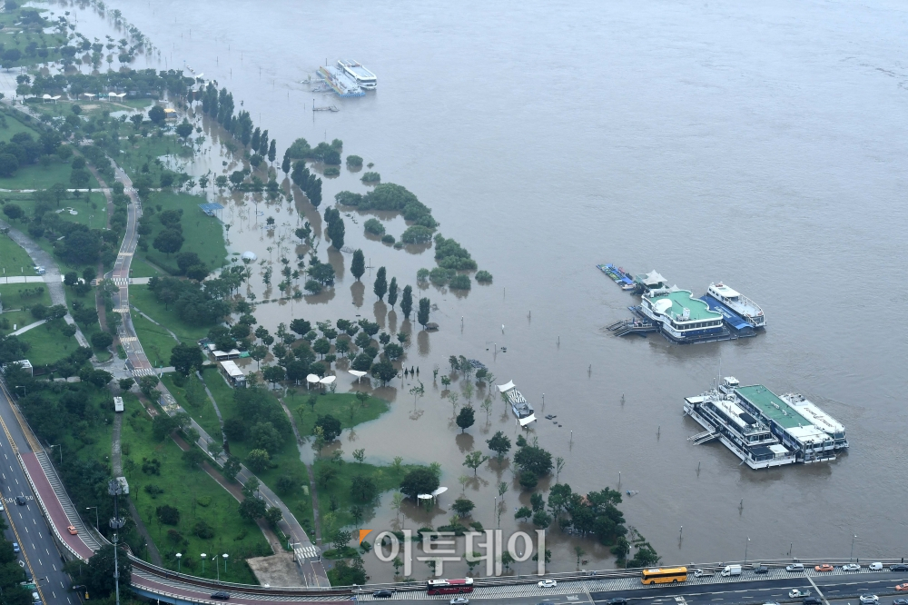 ▲한강 수위가 상승하면서 서울 일부 지역에 홍수주의보가 내려지고 주요 도로가 통제된 지난 6일 서울 여의도 63빌딩에서 바라본 여의도한강공원이 침수돼 있다. 한편 11일 서울지역 호우주의보는 해제됐지만 도로 곳곳은 여전히 통제된 상태다. (신태현 기자 holjjak@)