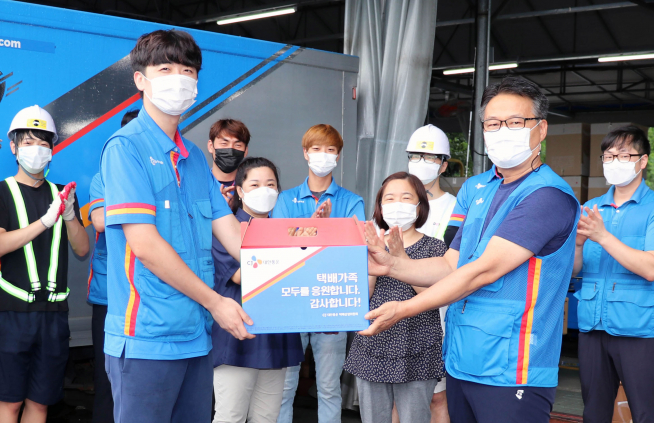 ▲최장훈(가운데앞 오른쪽) CJ대한통운 택배상생위원회 집배점위원이 택배가족에게 ‘복날세트’를 전달하며 기념사진 촬영을 하고 있다. (사진제공=CJ대한통운)