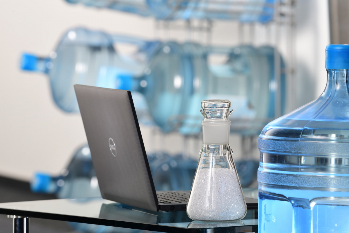 ▲랑세스가 물통 원료를 재활용한 열가소성 컴포지트 시트 신소재를 개발했다. (사진제공=랑세스)