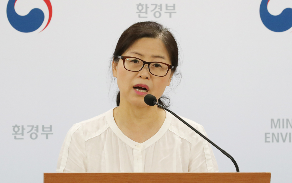 ▲ 유호 환경부 자연생태정책과장이 지난 11일 세종시 정부세종청사에서 그린뉴딜로 건강하고 안전한 국토 생태계 조성 추진과 관련해 브리핑하고 있다. (연합뉴스)