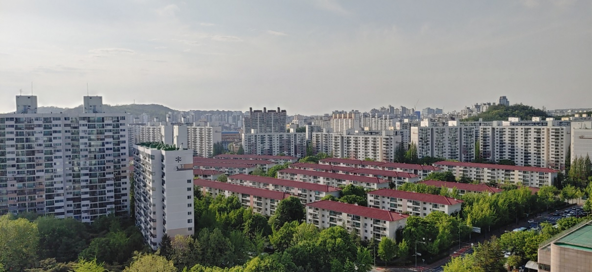 ▲서울 양천구 목동신시가지 아파트 등 안전진단을 진행 중인 초기 재건축 단지들이 사업 추진을 위해 아파트 외벽 도색과 단지 시설물 보수공사를 미루고 있다. 목동 일대에 들어선 아파트 단지들 모습.
(연합뉴스)