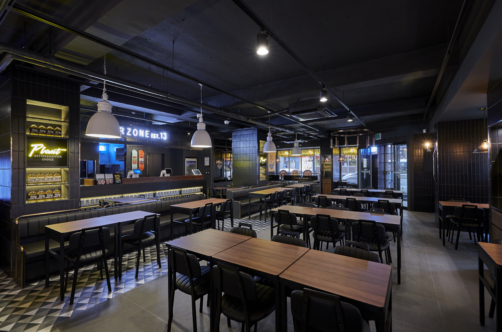 ▲BHC치킨 카페형 매장인 '비어존' 종로점 내부 (사진제공=BHC치킨)