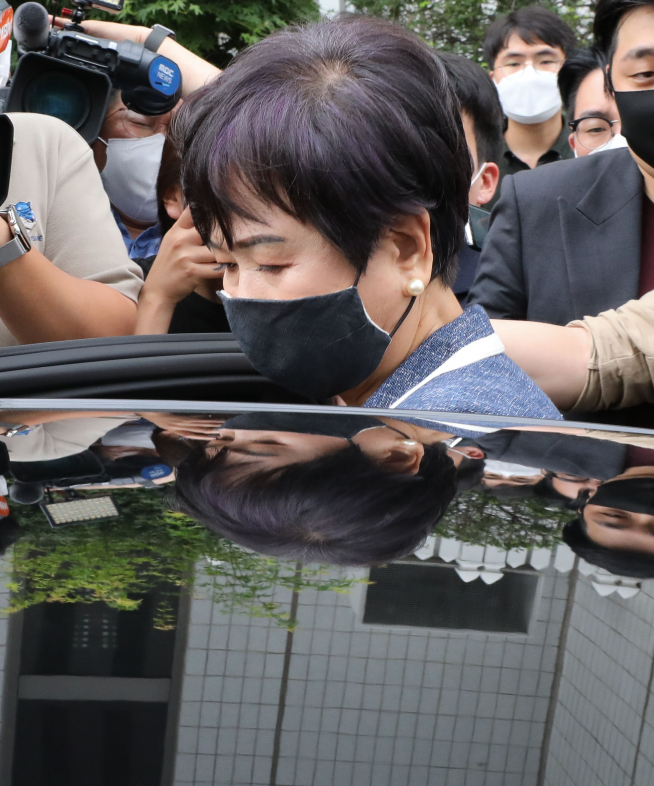 ▲ 목포시 부동산 투기 혐의 등으로 기소된 손혜원 전 국회의원이 12일 오후 서울 양천구 남부지방법원에서 열린 1심 공판에서 징역 1년6개월을 선고 받고 법원을 빠져나오고 있다. (뉴시스)