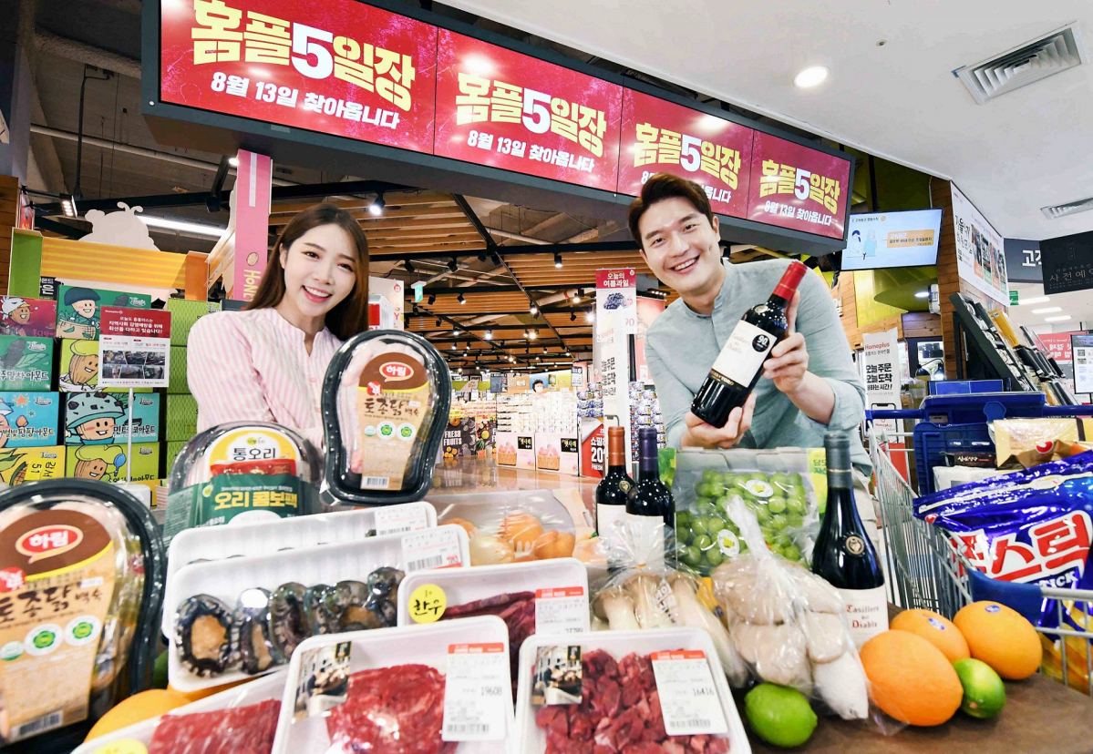 ▲12일 서울 등촌동 홈플러스 강서점에서 모델들이 '홈플5일장'  행사를 알리고 있다.  (사진제공=홈플러스)