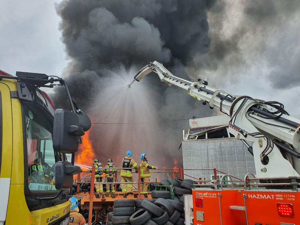 ▲김해 윤활유 첨가제 보관 창고 화재 (연합뉴스)