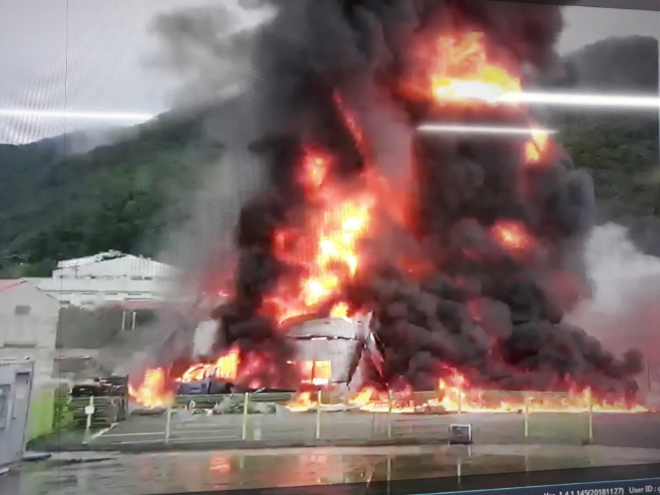 ▲12일 오전 11시 38분께 경남 김해시 상동면 우계리 물품보관 창고에서 불이 났다. (연합뉴스)