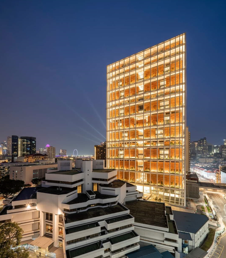 ▲삼성물산이 시공한 싱가포르 주법원 청사 야경. (사진제공=삼성물산)