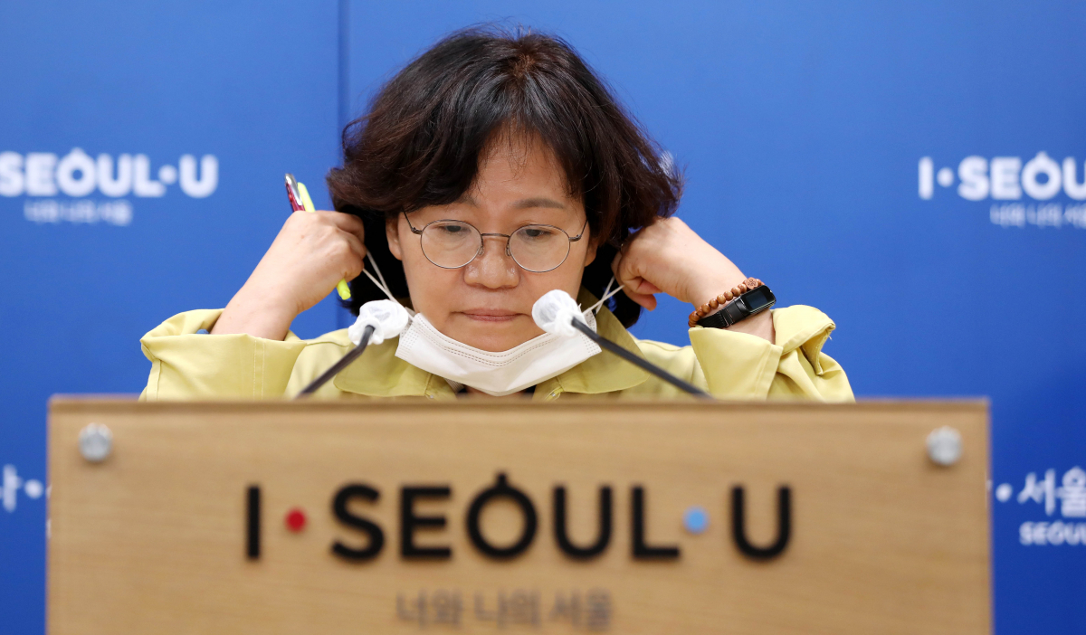▲박유미 서울시 재난안전대책본부 방역통제관이 13일 오전 서울 중구 서울시청 브리핑룸에서 신종코로나 바이러스 감염증(코로나19) 대응상황 및 의료계 집단휴진, '집회금지' 조치사항 등에 대한 브리핑을 하기 전 마스크를 벗고 있다.  (뉴시스)