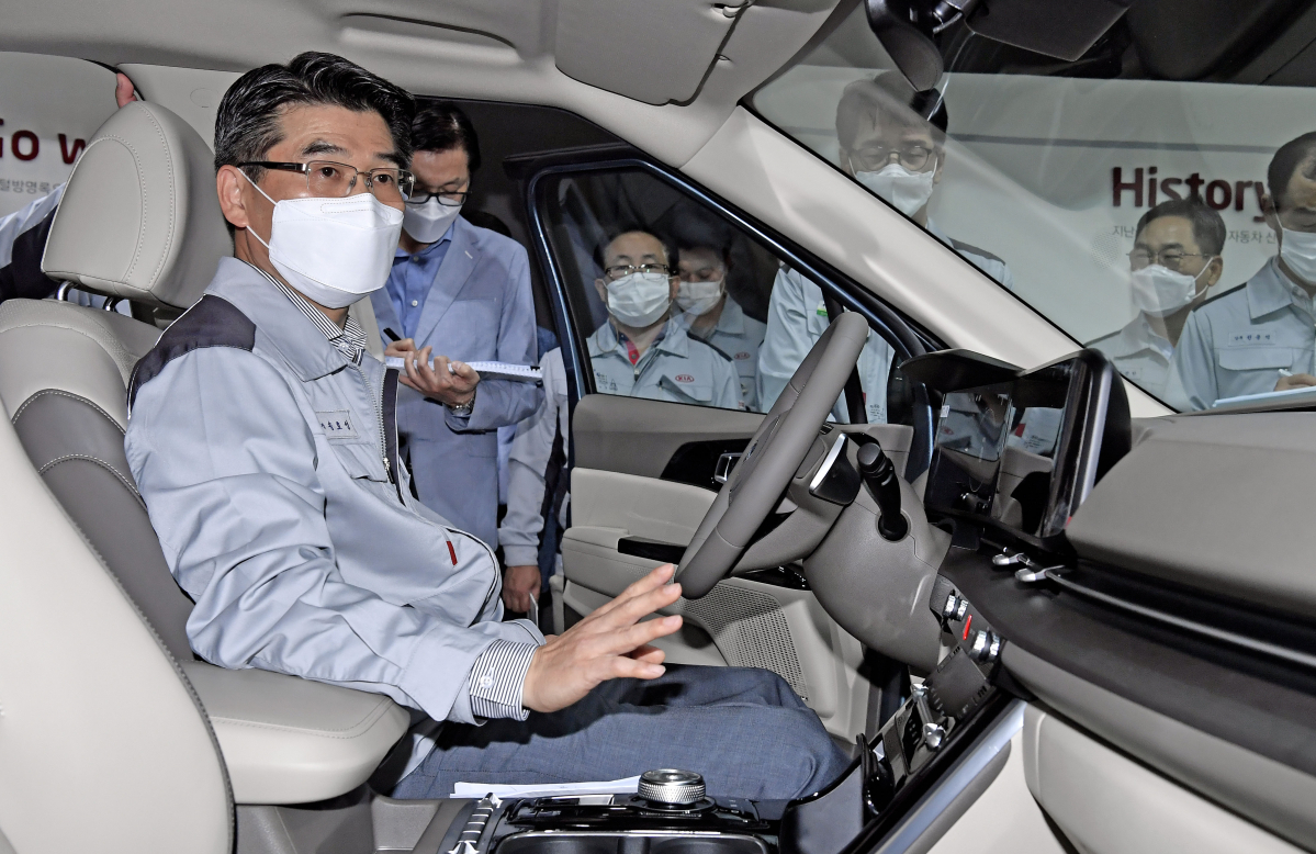 ▲13일 경기 광명 소하리 공장을 방문한 기아차 송호성 사장이 이달 출시를 앞둔 신형 4세대 카니발의 내부를 점검하고 있다.  (사진제공=기아차)
