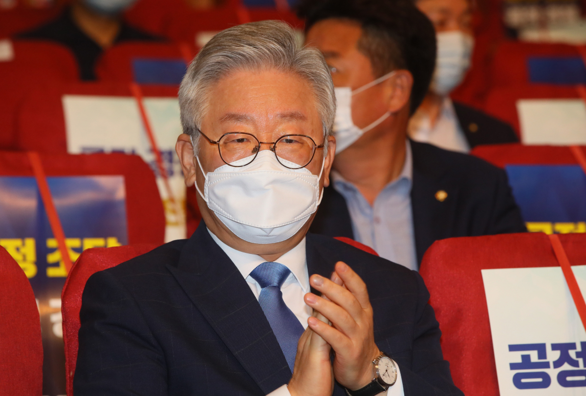 ▲이재명 경기도지사가 13일 국회 의원회관에서 열린 '공정조달이 답이다! 공정조달제도 도입을 위한 경기도 정책토론회'에서 박수를 치고 있다. 이 지사는 이날 기자들과 만나 미래통합당의 새로운 정강·정책 1호로 기본소득이 담긴 것에 대해 "시의적절하다"고 밝혔다. (연합뉴스)