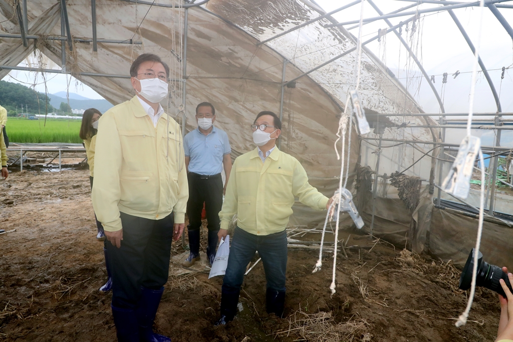 ▲집중호우 피해현장 방문에 나선 문재인 대통령이 12일 충남 천안시 호우 피해농가인 오이 비닐하우스를 둘러보고 있다.  (뉴시스)