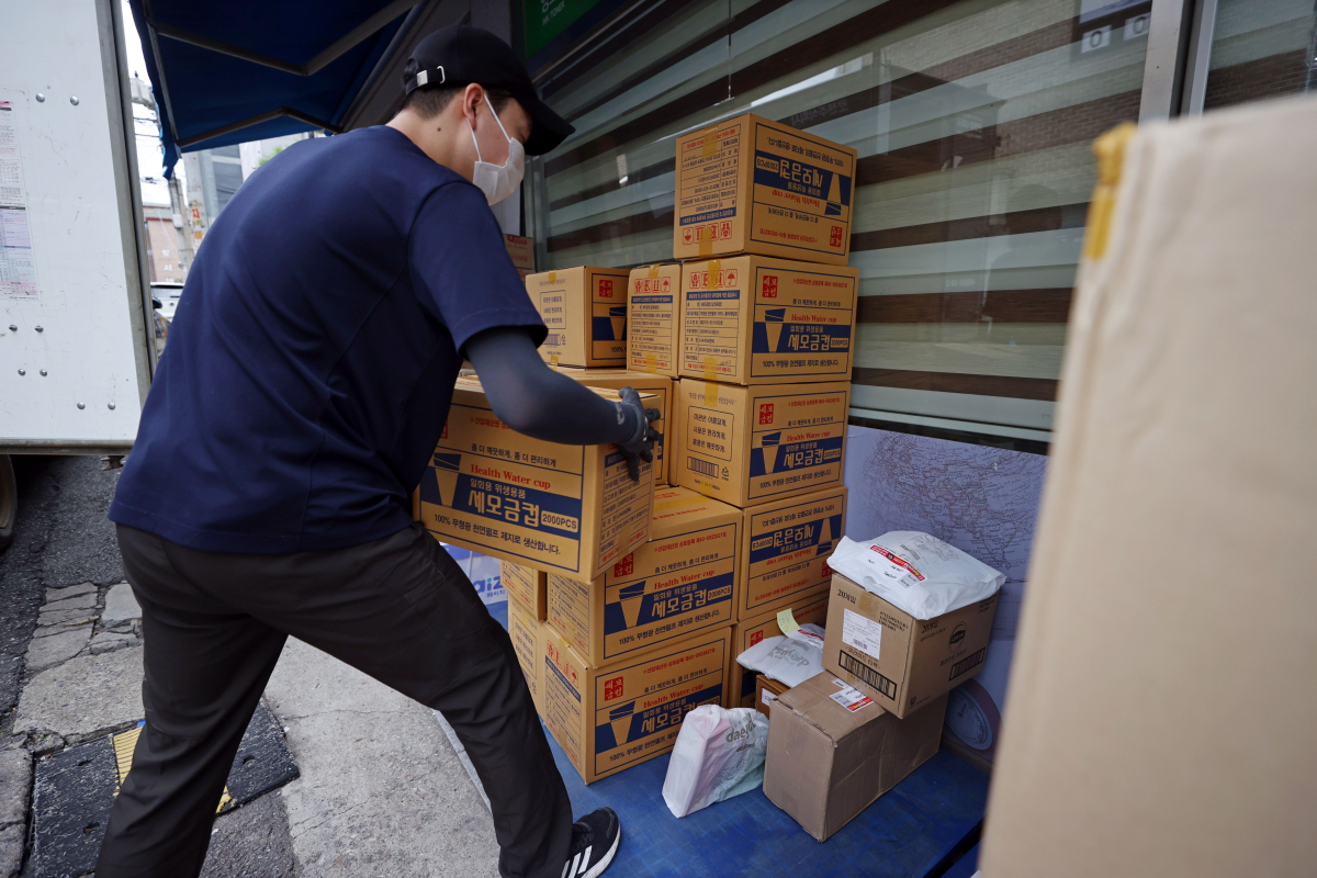 ▲13일 서울 시내에서 한 택배 기사가 물품을 옮기고 있다. 물류업계와 유통업계에 따르면 CJ대한통운과 롯데, 한진 등 대형 택배사들은 14일을 '택배인 리프레시 데이'로 정해 휴무하고, 17일부터 정상 근무한다. (연합뉴스)