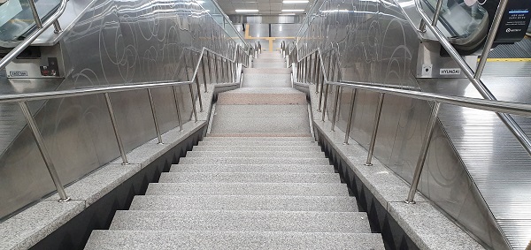▲등산로 같은 지하철 계단 (사진 박종섭 시니어기자)