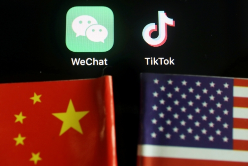 ▲미국과 중국의 국기 위에 중국의 소셜미디어 앱 위챗과 틱톡의 로고가 나타나있다. 미국의 주요 다국적 기업들은 13일(현지시간) 콘퍼런스콜을 통해 백악관에 위챗 거래 금지에 대한 우려를 전달했다. 로이터연합뉴스
