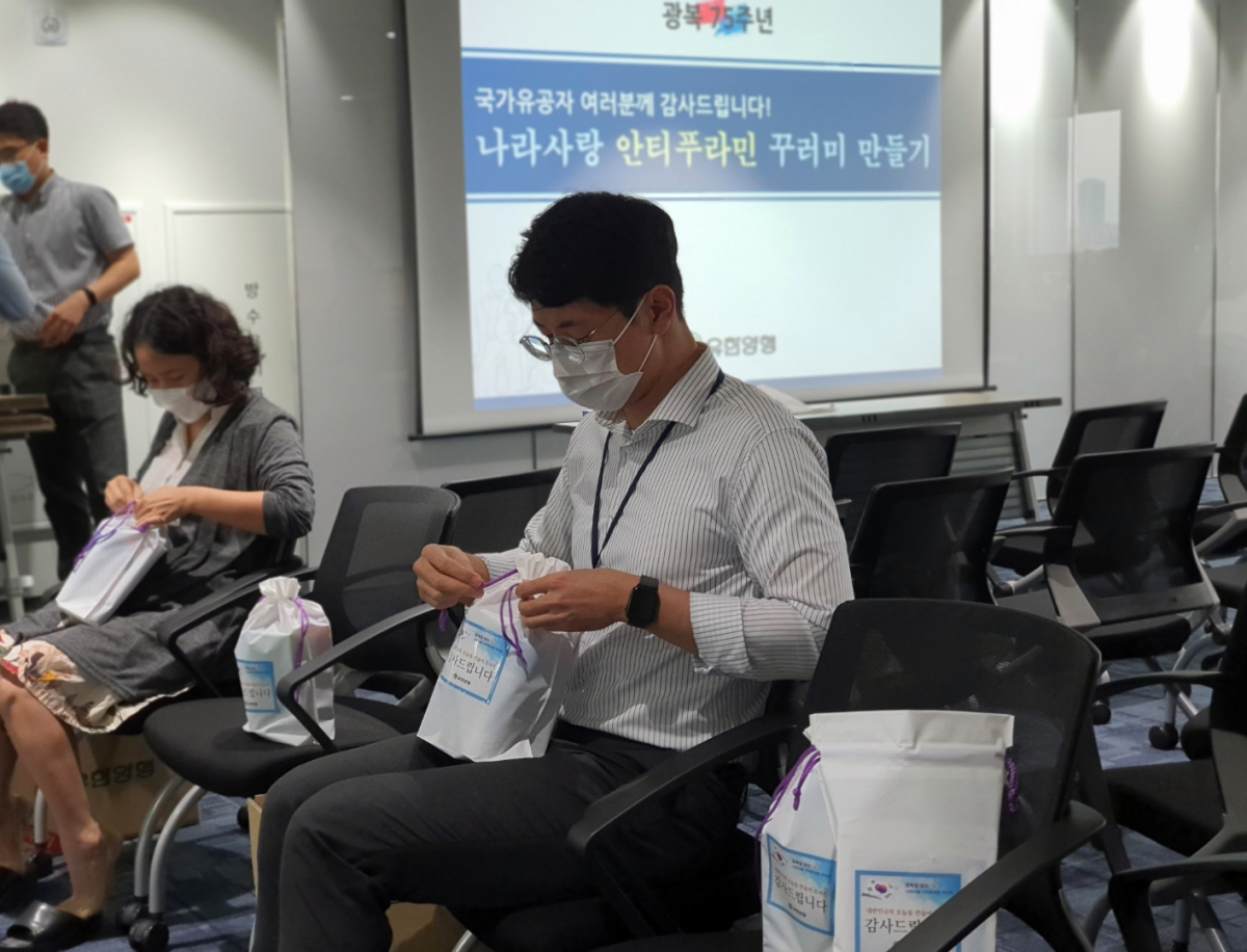 ▲유한양행 임직원들이 ‘나라사랑 안티푸라민 꾸러미 만들기’ 봉사활동에 참여하고 있다. (사진제공=유한양행)