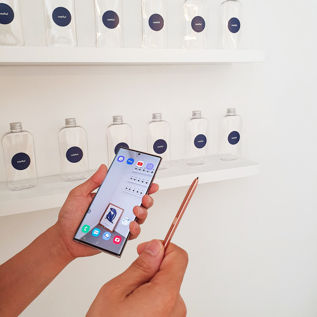 ▲갤럭시노트20 울트라 미스틱 브론즈 전면 모습 (사진=송영록 기자 syr@)