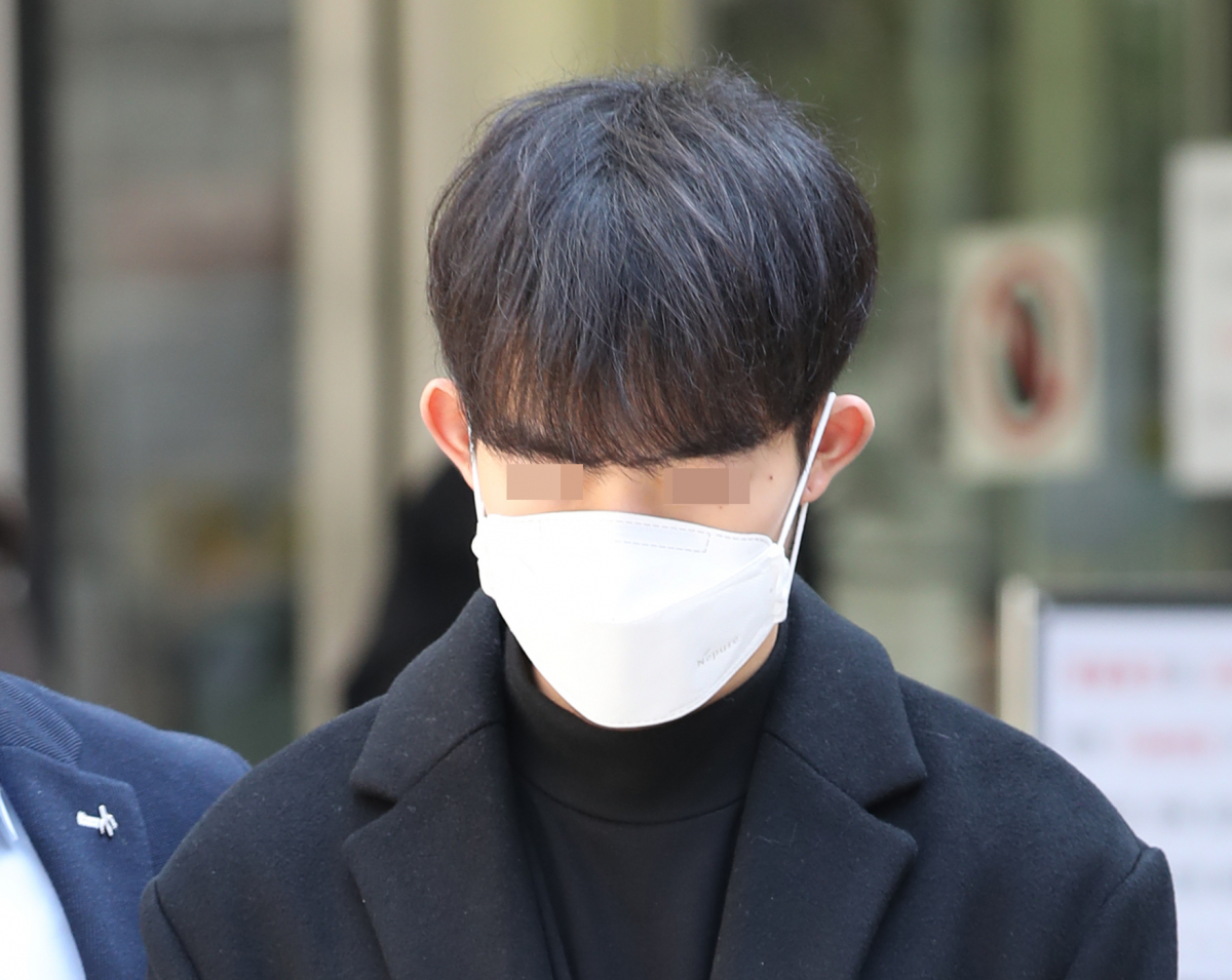 ▲미성년자 등을 협박해 성착취 동영상을 찍고 유포한 '박사방' 조주빈의 범행을 도운 공익근무요원 최모 씨가 지난해 4월 3일 오전 영장실질심사(구속 전 피의자 심문)을 마친 뒤 서울 서초동 서울중앙지방법원을 나서 차량으로 향하고 있다. (뉴시스)