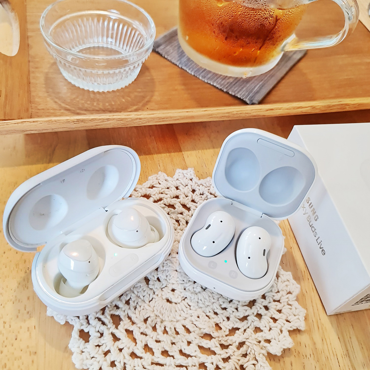 ▲갤럭시버즈2(왼쪽)과 갤럭시버즈 라이브를 비교한 사진 (사진=송영록 기자 syr@)