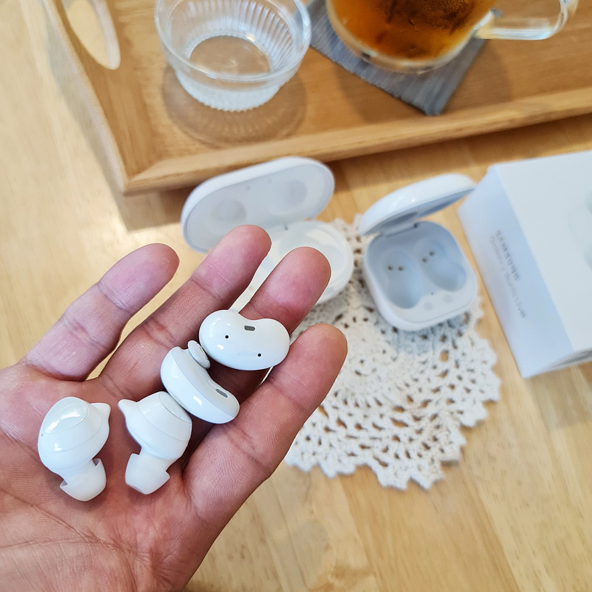 ▲갤럭시버즈2(왼쪽)과 갤럭시버즈 라이브를 비교한 사진 (사진=송영록 기자 syr@)