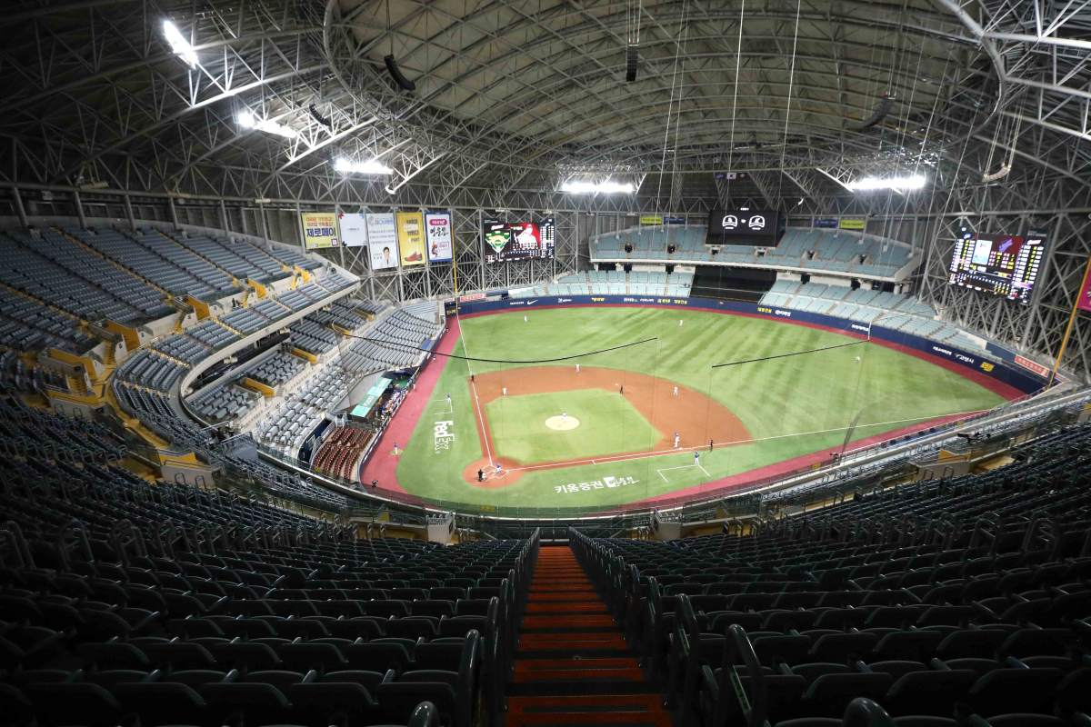 ▲지난 5월 서울 구로구 고척스카이돔에서 2020 프로야구 삼성 라이온즈와 키움 히어로즈의 경기가 코로나19 여파로 무관중으로 진행되고 있다. (뉴시스)